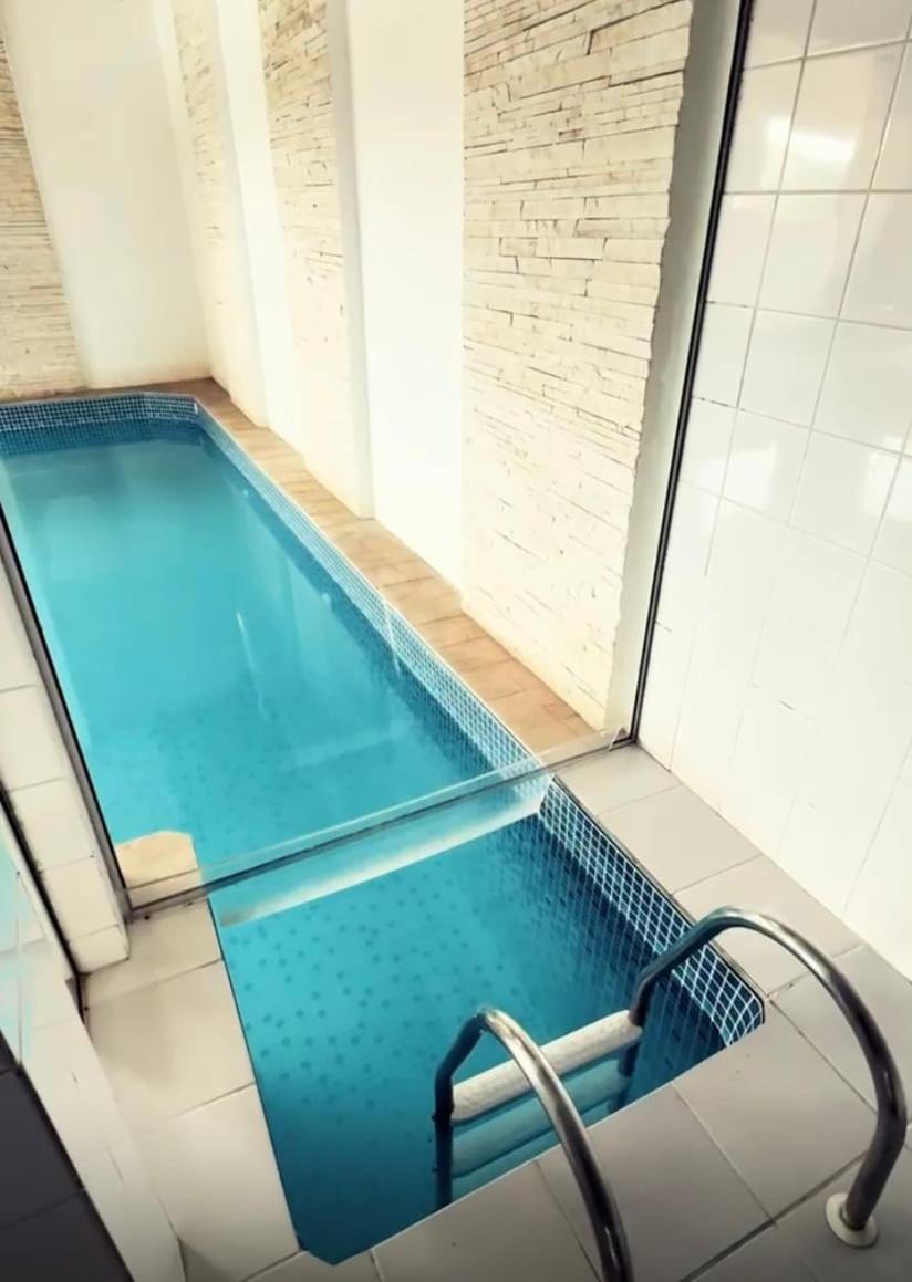 6 Com Jacuzzi *
